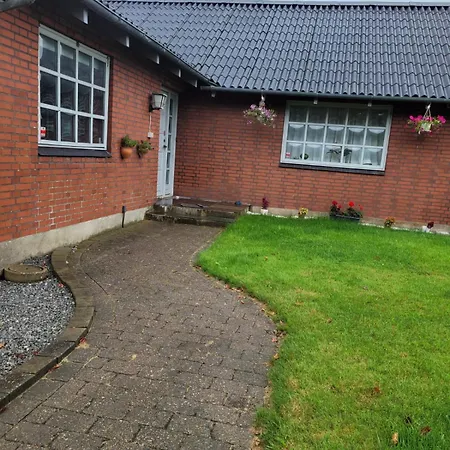 Quarto em Acomodações Particulares Cozy With Garden View In Centre Of